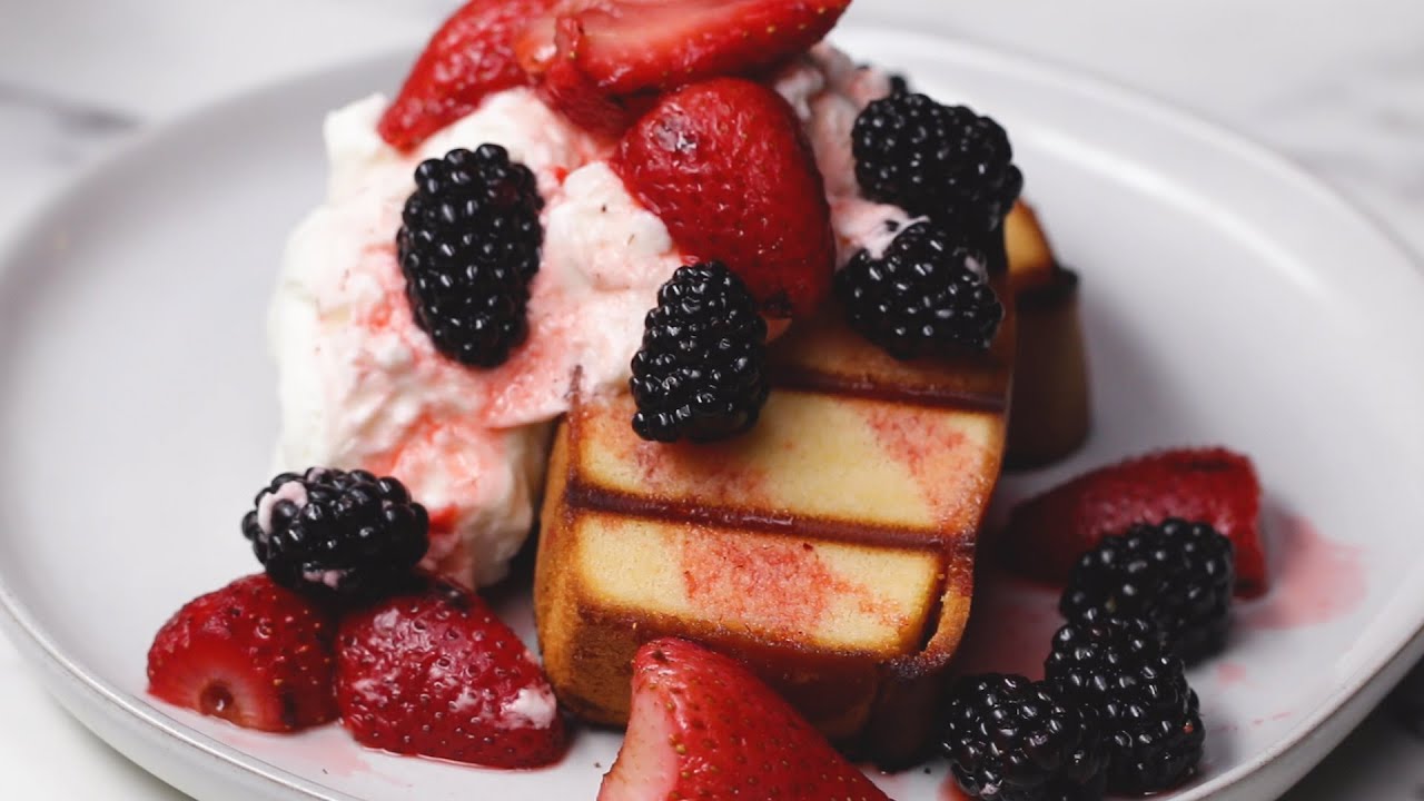 A café screen promoting a dessert